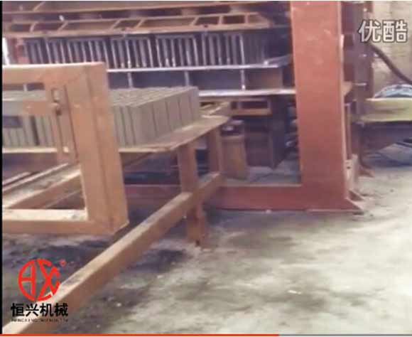 六孔(kong)磚機 恒興多(duō)孔磚液壓磚(zhuan)機