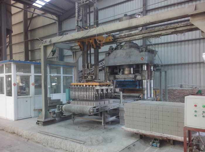 貴州(zhou)畢節灰砂(shā)磚設備靜(jing)壓磚機客(ke)戶現場