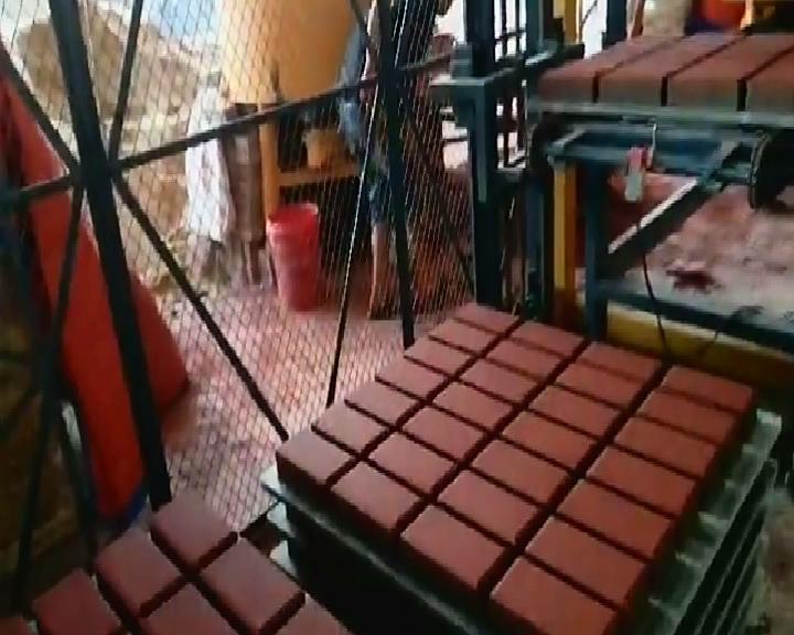 透(tou)水磚生産線- 恒(heng)興透水磚機視(shi)頻