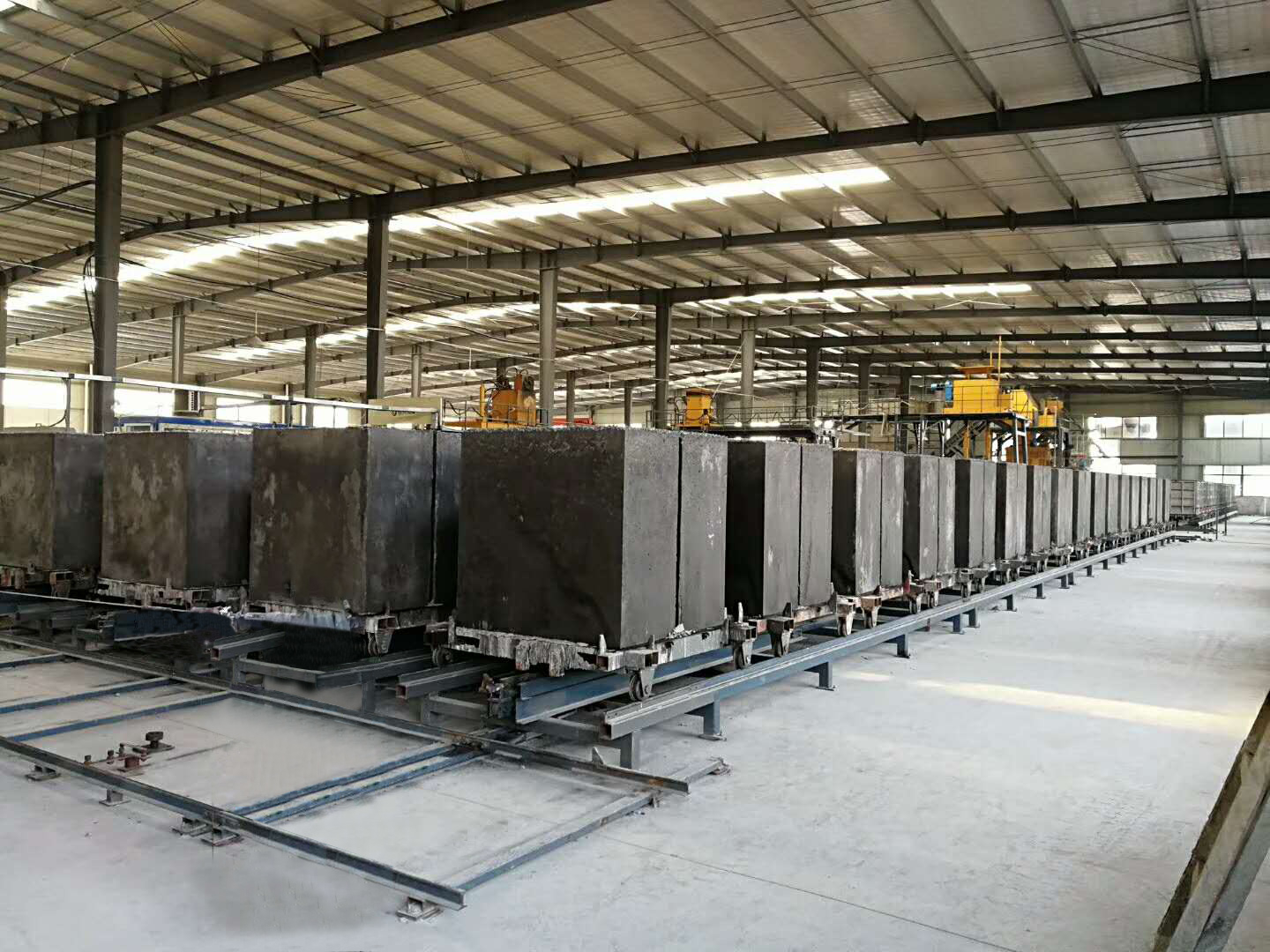 加(jiā)氣塊生産(chǎn)線設備  免(mian)蒸加氣磚(zhuan)設備